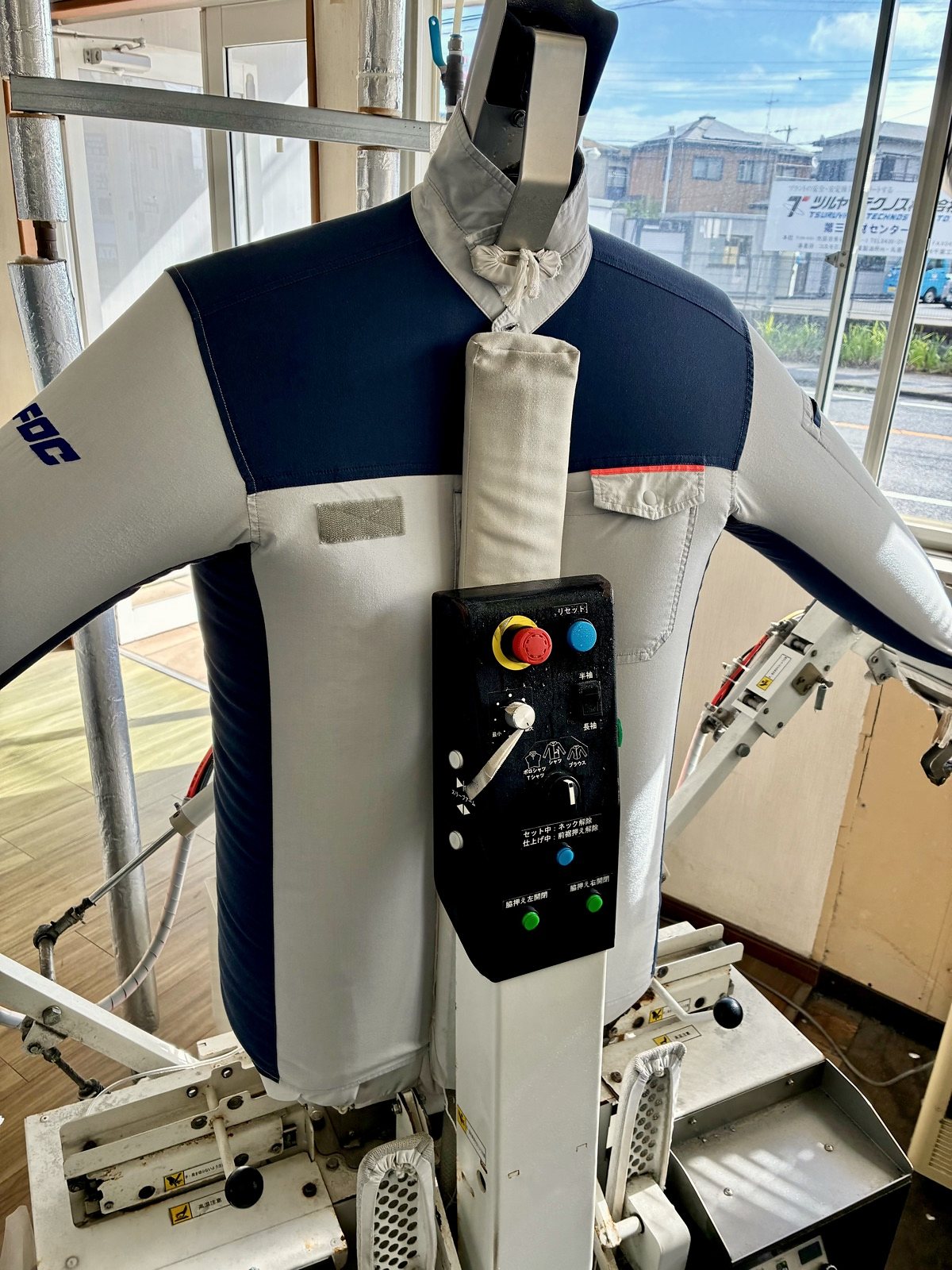 作業服をセットした仕上げ機